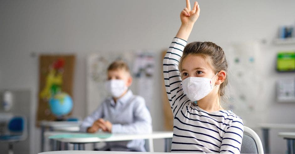 Niños en clases con mascarillas