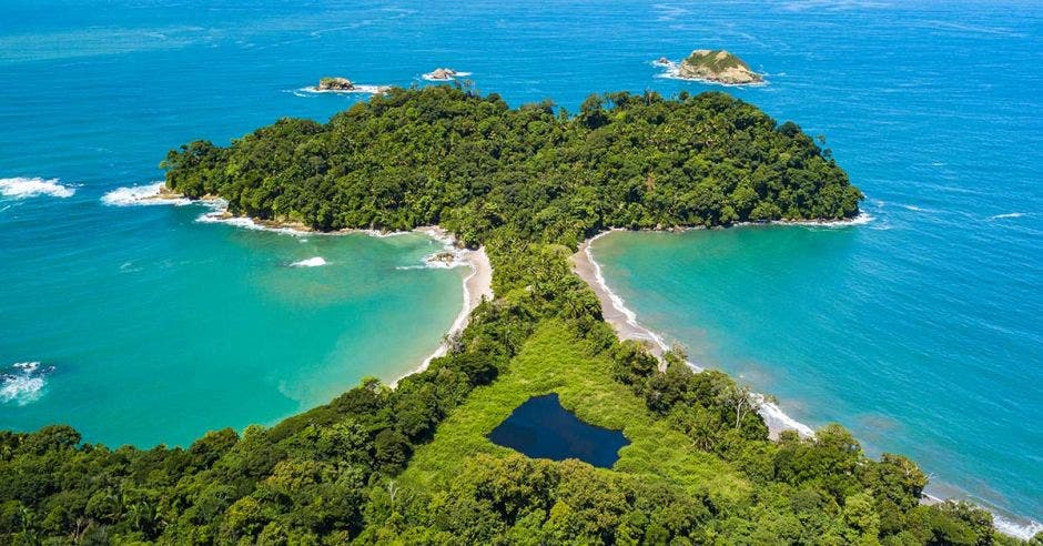 Playa Manuel Antonio en Puntarenas Costa Rica, una de las mejores playas del mundo en 2022