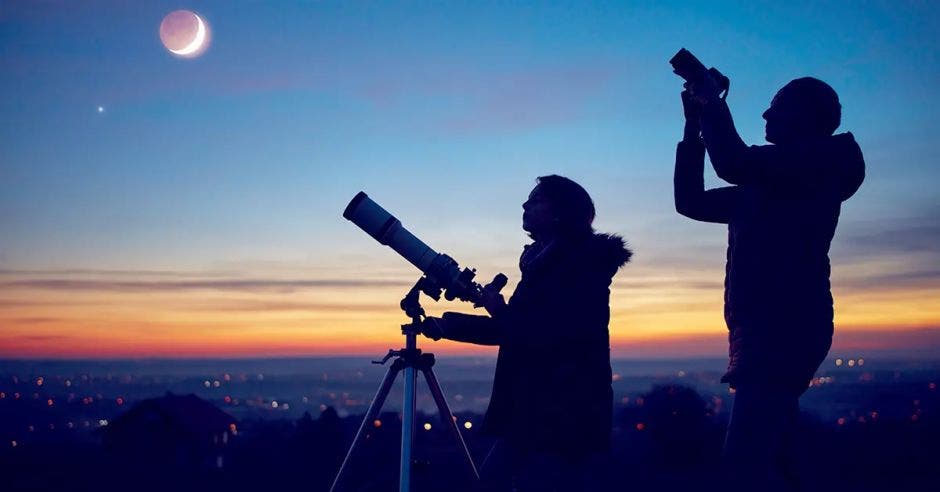 observando un eclipse lunar