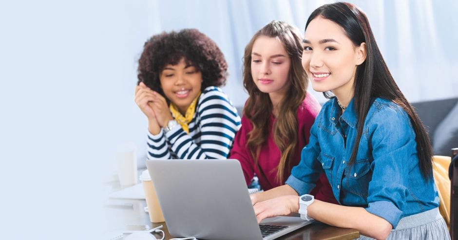 Tres mujeres compartiendo muy feliz