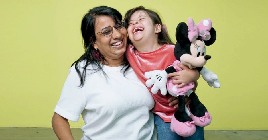 Doctora y niña con  Síndrome Down