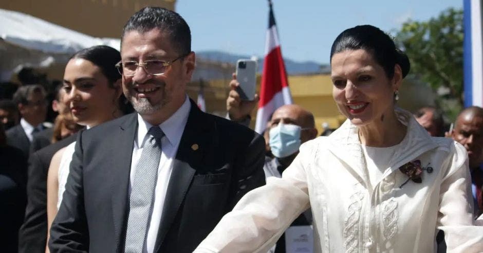 Rodrigo Chaves y Signe Zeicate. Asamblea Legislativa/La República