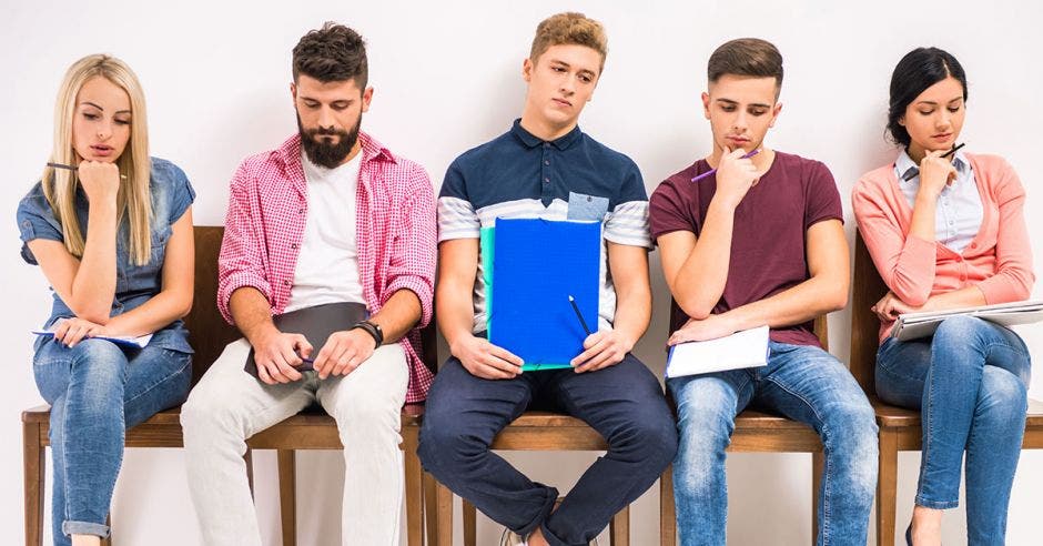 jóvenes desemplados esperando en por una entrevista laboral