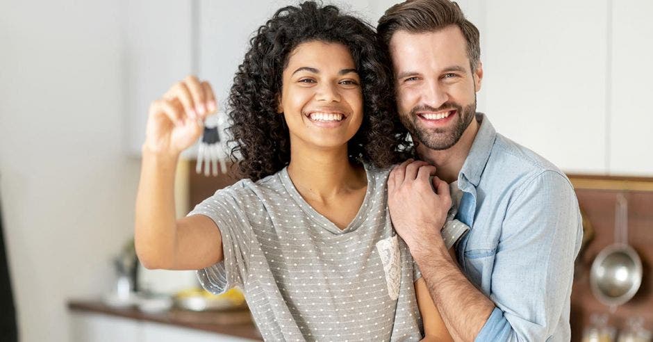 pareja multicultural estrenando casa