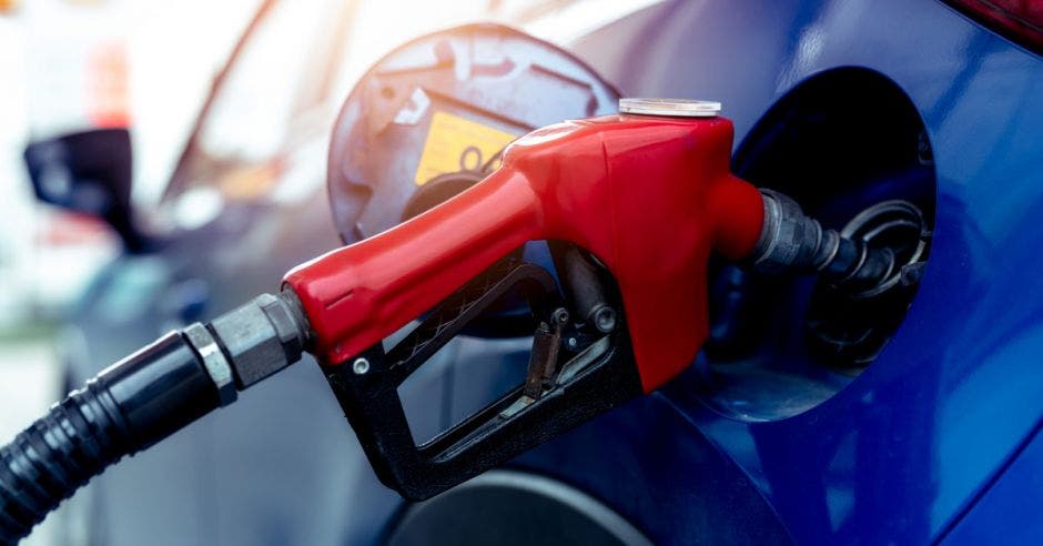 Un alza de ¢104 en la gasolina súper que ya tramita la Aresep, haría que la súper llegue a costar ¢1.062 por litro. Actualmente está en ¢958. Shutterstock/La República.