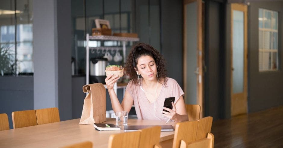 Mujer comiendo Hamburguesa