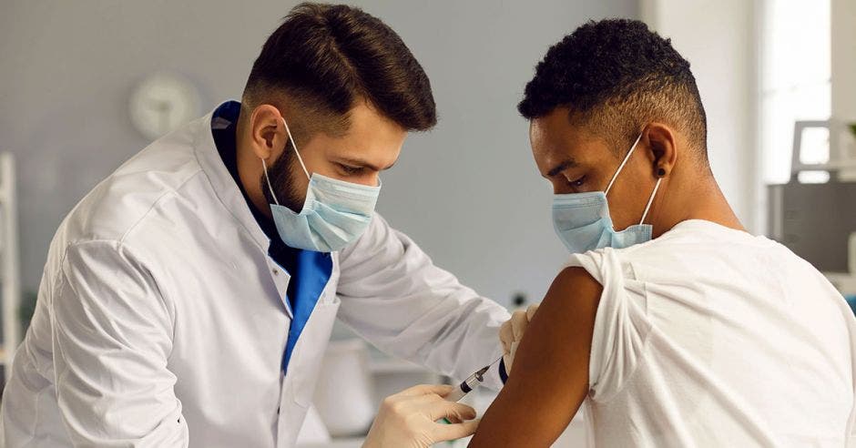 La Comisión Nacional de Vacunación informó que la población joven es la que presenta los niveles de inmunización contra la Covid-19 más bajos. Shutterstock/La República