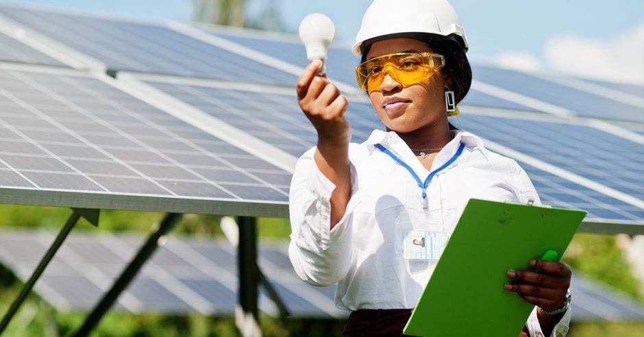 mujer en oficio de energía Solar