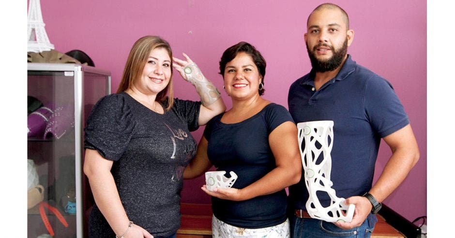 Dary Vargas, es una de las pacientes que utiliza la férula Xkelet junto a Mariela Fonseca y Nelson Martínez, fundadores de Bodhi Covers.
