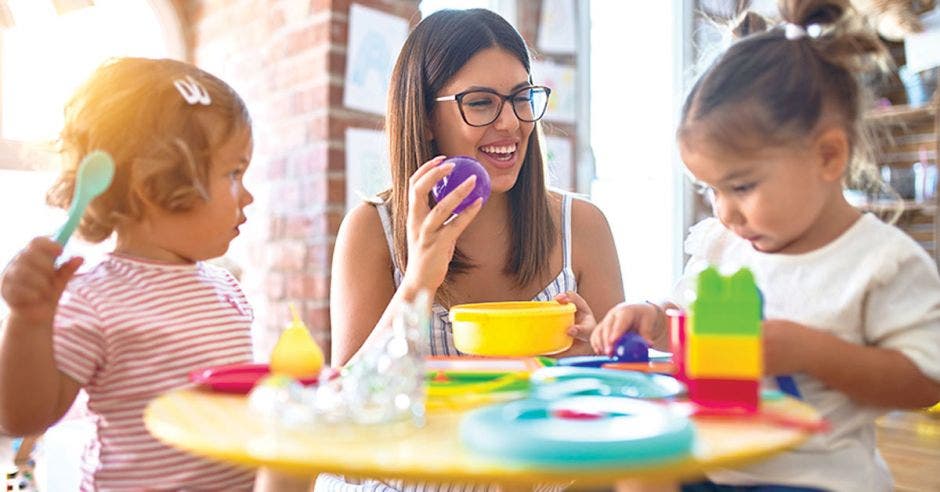 Maestra cuidando a dos niños