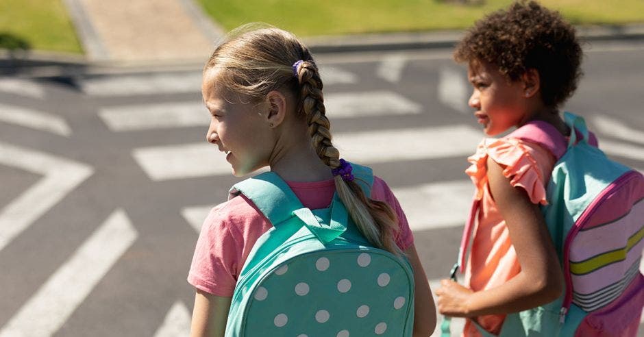 estudiantes cruzando la calle