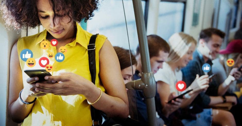 En enero anterior, antes de las elecciones en primera ronda, una red conformada por cientos de perfiles, páginas y grupos que se dedicó a compartir contenido sobre diversos candidatos presidenciales fue bloqueada por Facebook. Shutterstock/La República.