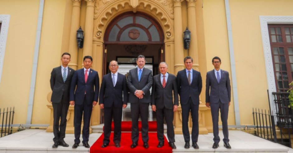 Rodrigo Chaves (centro) recibió a la delegación china. Cortesía/La República.