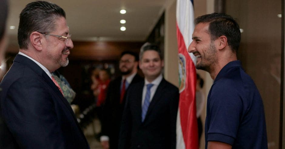 Rodrigo Chaves conversó con Celso Borges. Cortesía/La República