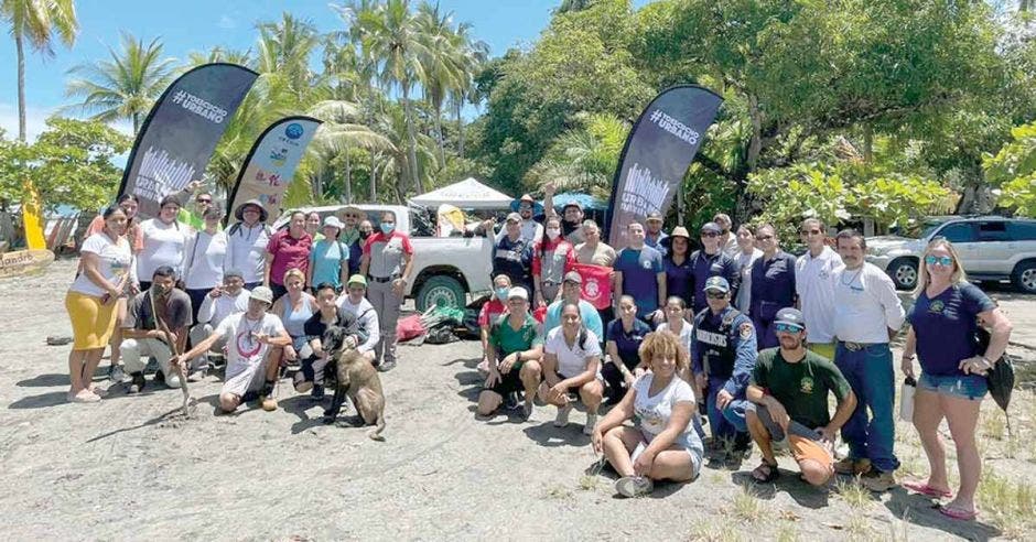 La actividad fue organizada por el grupo de entretenimiento Urbano 106, quien realizó su sexta fecha de limpieza este año con ayuda de sus colaboradores y residentes de la zona, así como la Municipalidad de Quepos y otros actores aliados. Cortesía/La República