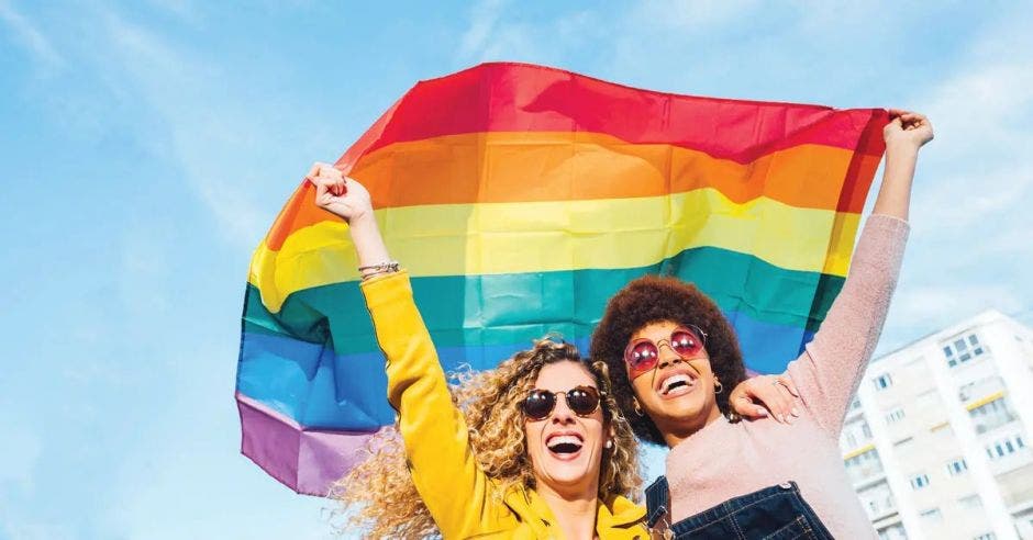 Mujeres con bandera de la diversidad