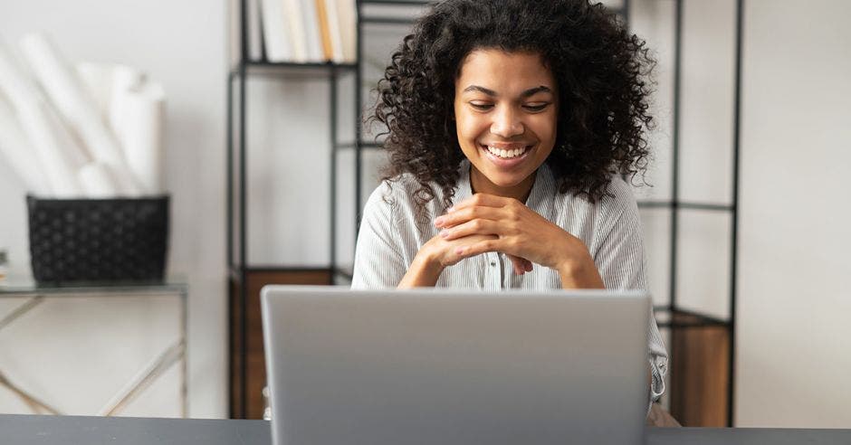 mujer frente a una computadora