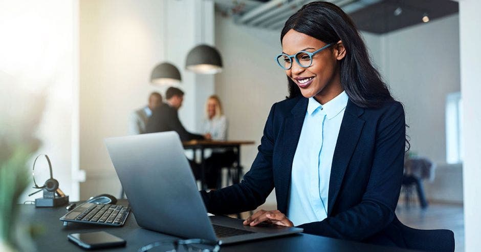 Mujer frente una computadora trabjando