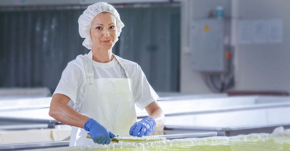 Mujer haciendo queso