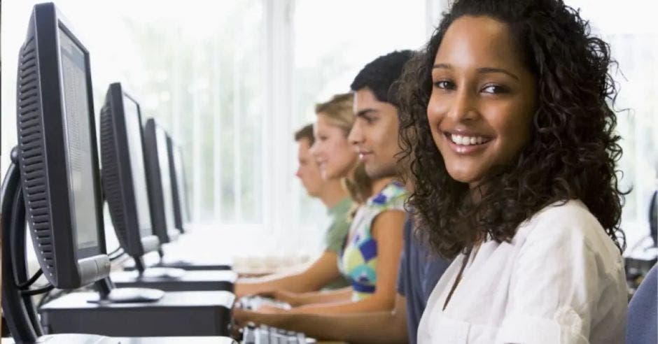 Mujer en curso