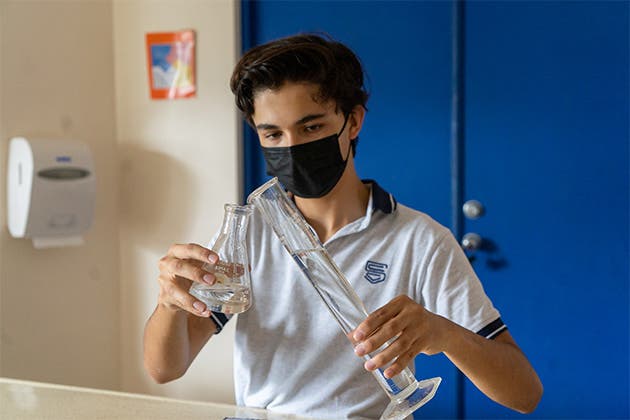 alunmo en clases de investigación