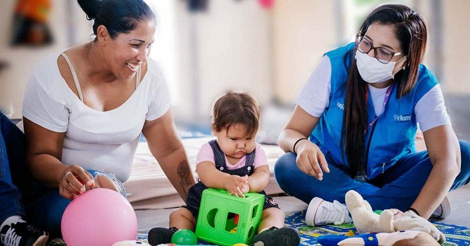 mamá y su niña jugando