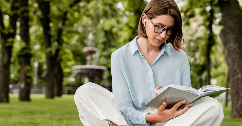 Mujer leyendo