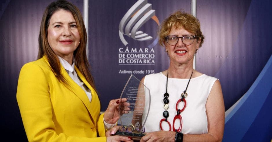 Mayela Rojas, presidenta del Programa Mujer Empresaria de la Cámara de Comercio de Costa Rica, felicitó a Rosemary Engels, copresidenta de República Media Group por su destaca labor en pro de la igualdad de género. Esteban Monge/La República.