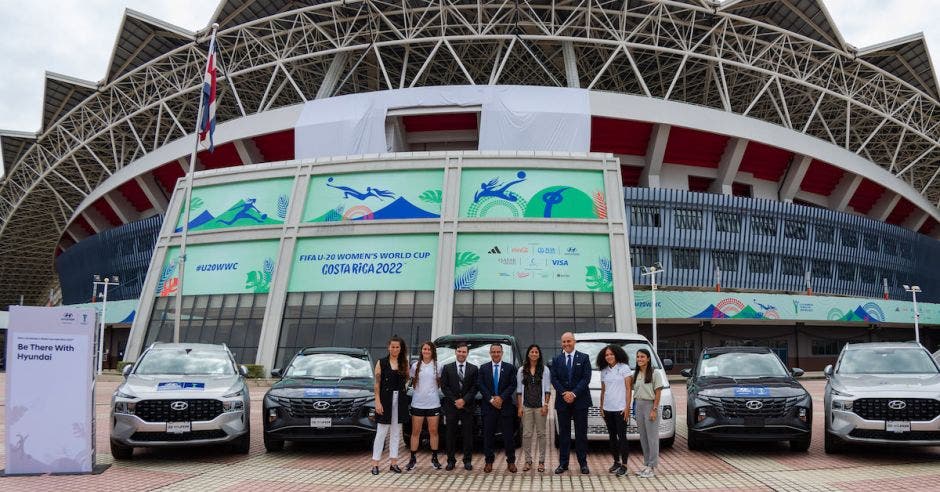 mujeres futbol carros