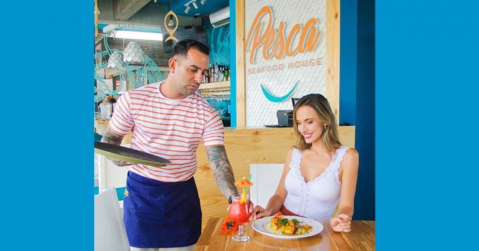 Mujer en restaurante