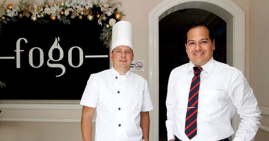 El chef Pablo Bermúdez junto a Pedro Soto, gerente general de Fogo Rodizio.