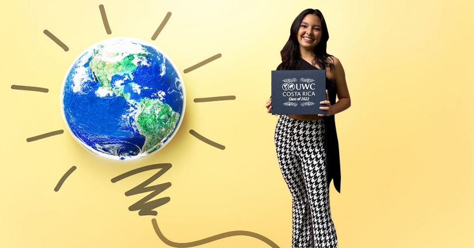 mujer joven sosteniendo diploma, de fondo imagen de la Tierra