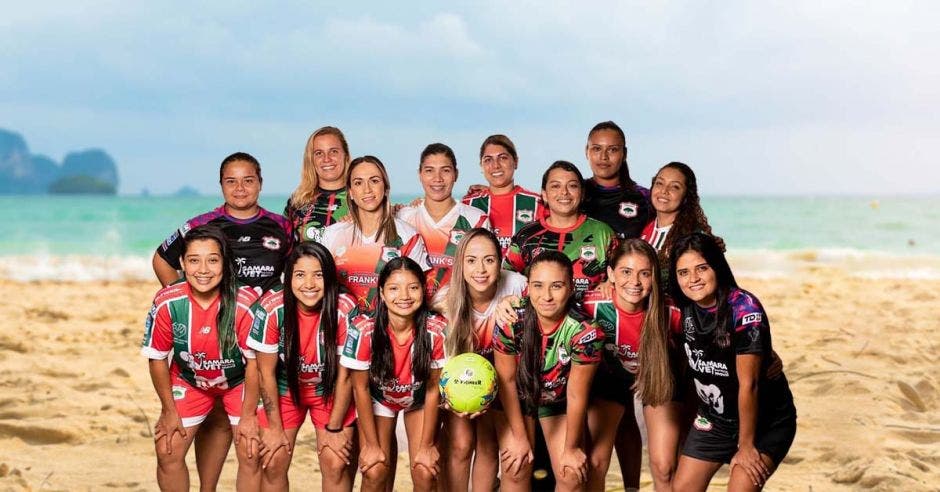 futbol femenino mujeres playa