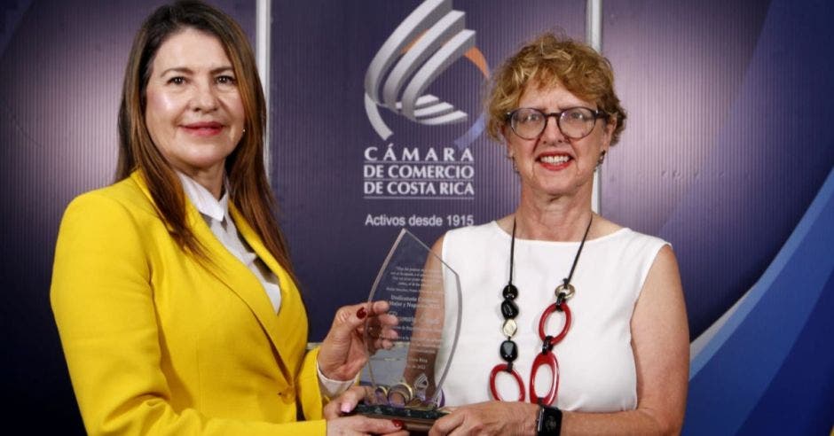 Mayela Rojas, presidenta del Programa Mujer Empresaria de la Cámara de Comercio de Costa Rica y Rosemary Engels, copresidenta de República