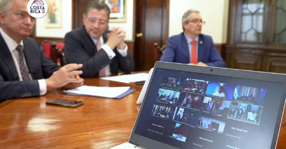 La reunión fue virtual y en ella participó el canciller Arnoldo André, el presidente Rodrigo Chaves y otro funcionario no identificado. Cortesía Casa Presidencial/La República.