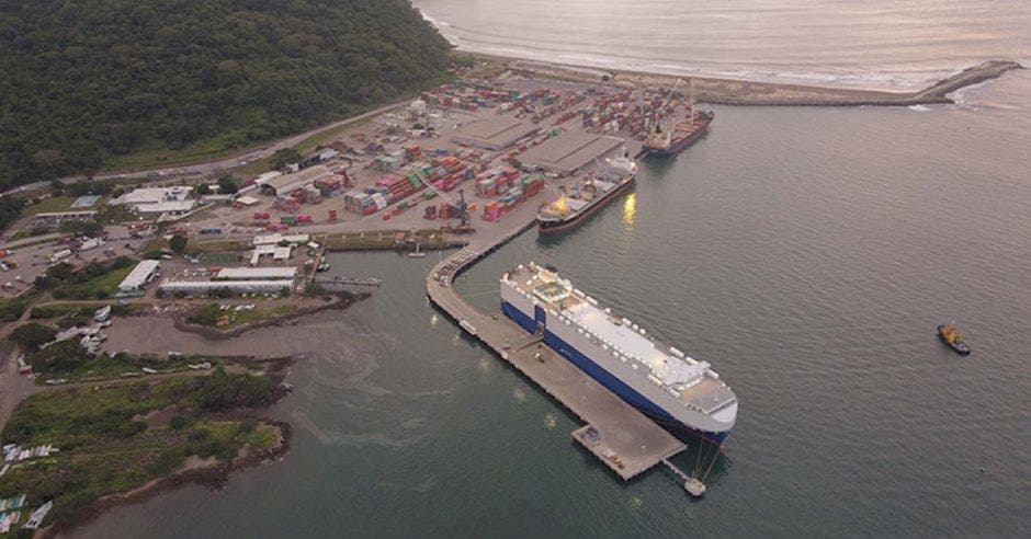 Por el puerto de Caldera ingresan diariamente toneladas de granos como maíz, frijoles y arroz que los costarricenses consumen cotidianamente, así como fertilizantes, productos electrónicos, vehículos y materiales para construcción. Cortesía/La República.