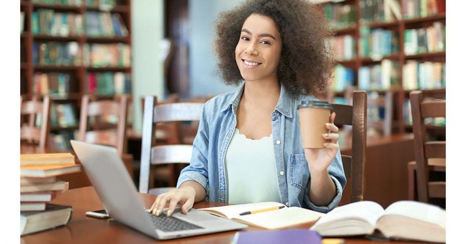 Mujer estudiando una maestría