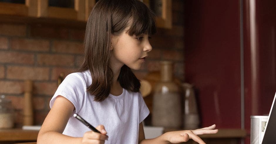 escuela buenaventura corrales fidel tristán monterrey vargas araya capacitación navegación segura web niños embajada estados unidos proyecto educativo carretica cuentera programa bilingue barco de papel ciberbullying huella digital grooming fake news