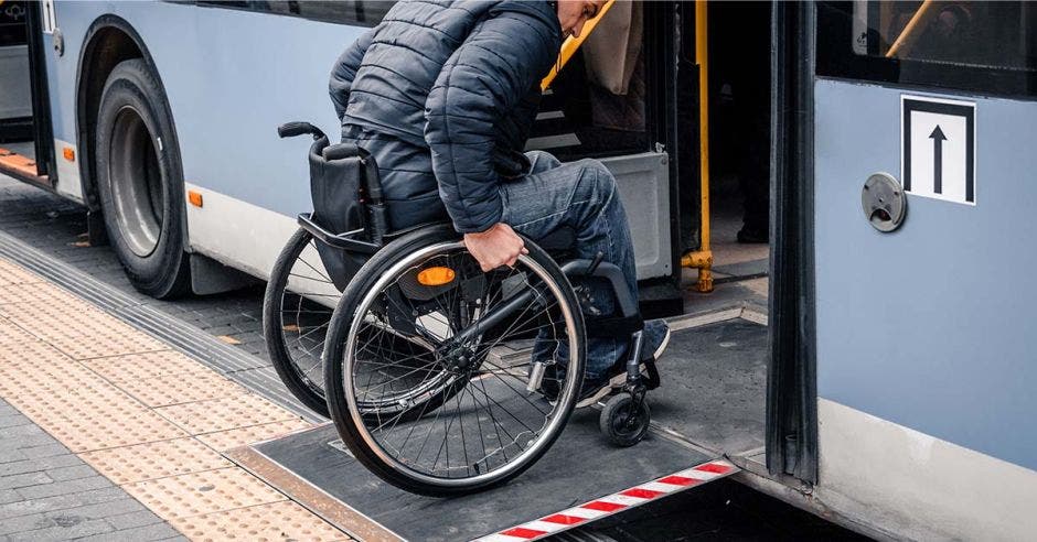 empresas transporte público personas con discapacidad adultos mayores aresep denuncias lesión derechos accesibilidad