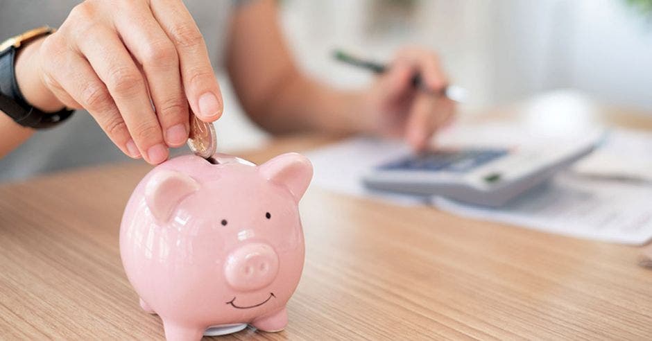 Es de vital importancia brindar una educación financiera a los niños y con ello, inculcar el ahorro, el buen uso del dinero y enseñarlos a crear presupuestos para solventar sus necesidades o proyectos a futuro. Shutterstock/La República.