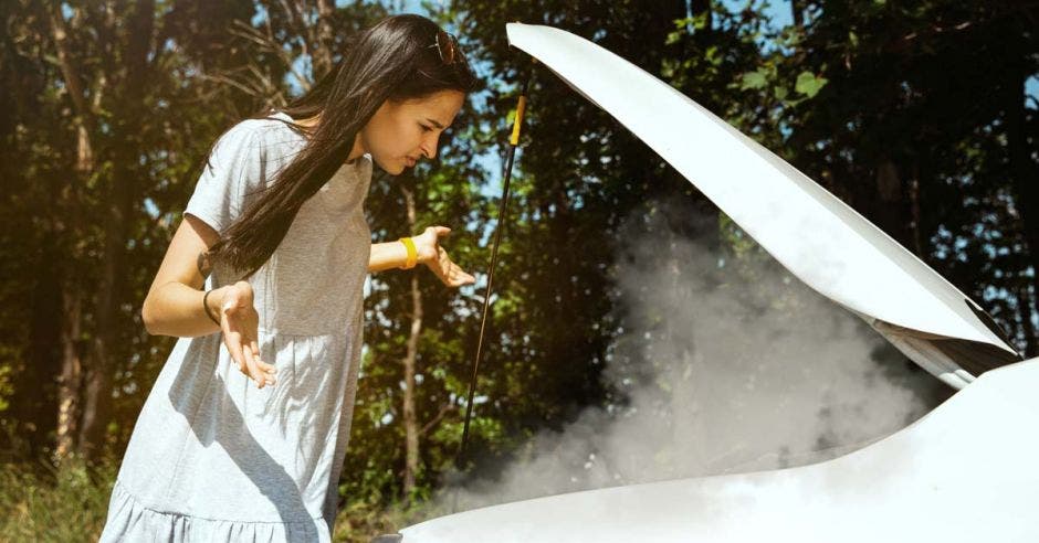 Mujer revisando su auto