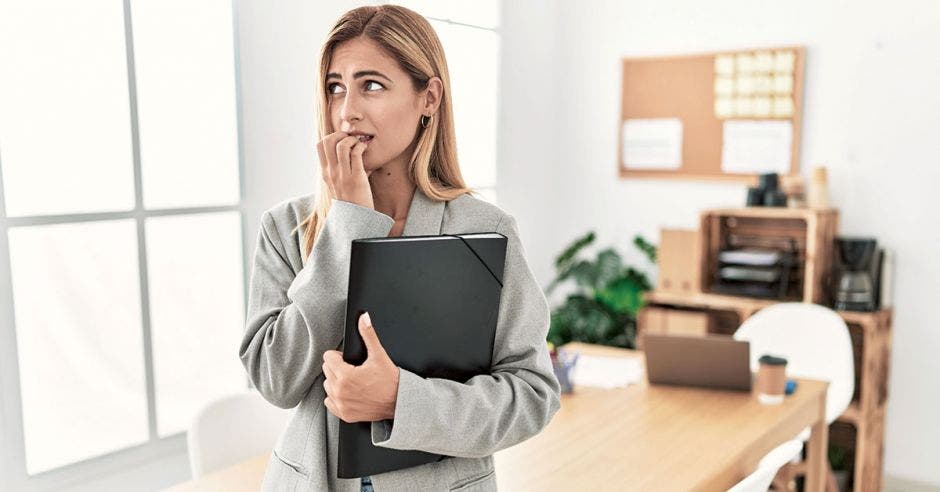 Mujer nerviosa de volver a la presencialidad