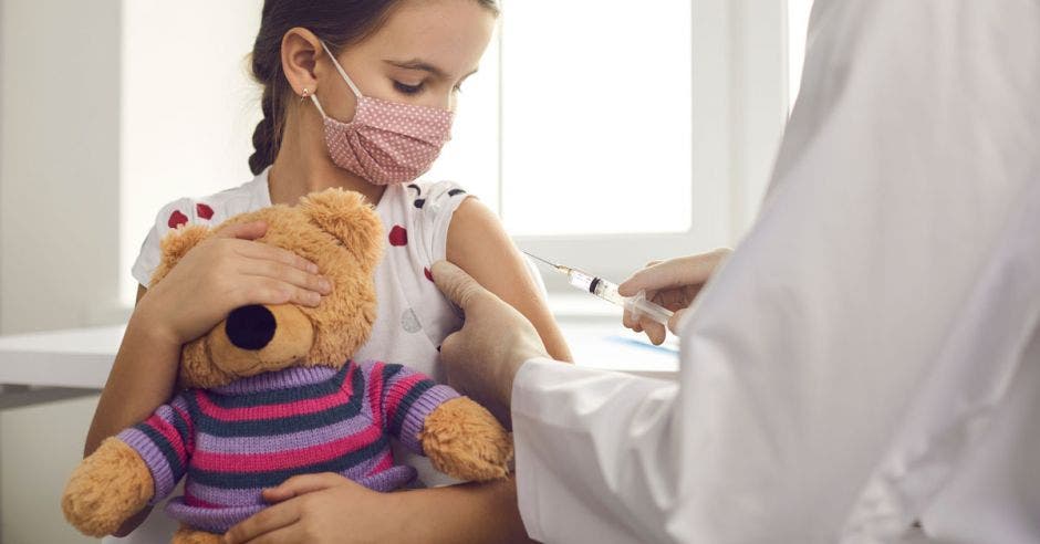 vacunando a una niña