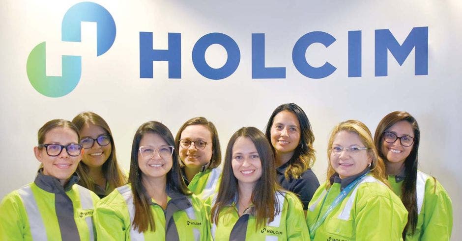 Daniela Jiménez, Camila Calvo, Catalina Mora, Natalia Ramírez, Graciela Mora, Priscilla Vega, Rosario Víquez y Pamela Barrantes, de Holcim Costa Rica