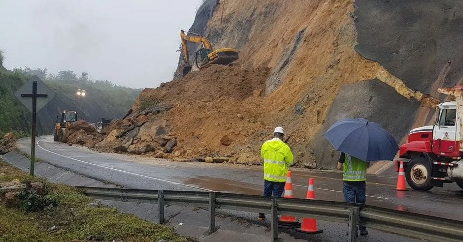 desbordamientos quebradas desprendimiento material rocoso previsiones instituto meteorológico nacional onda tropical #38 costa rica saturación suelos pacífico valle central zona norte deslizamientos inundaciones rutas occidente cartago san josé caldera rebeca morera meteoróloga