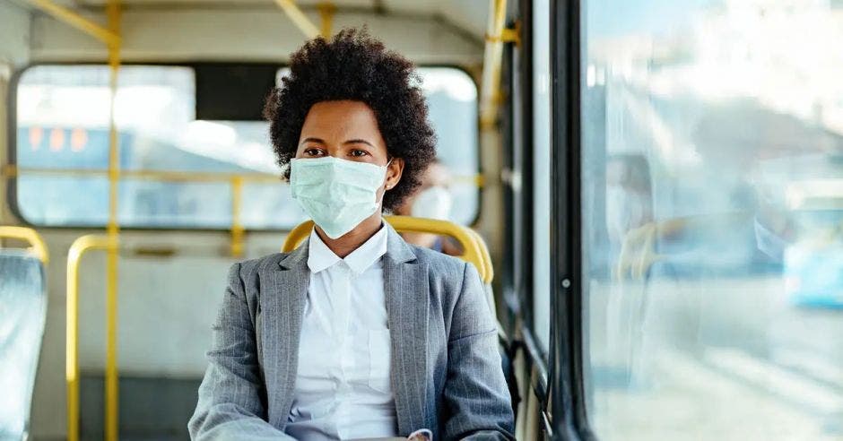 mujer viaja en bus