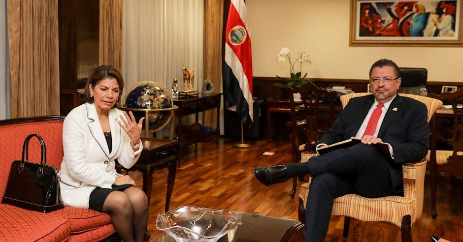 Laura Chinchilla y Rodrigo Chaves se reunieron esta noche. Archivo/La República