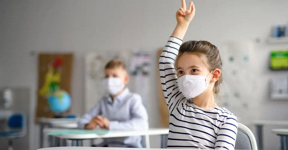 niña en aula