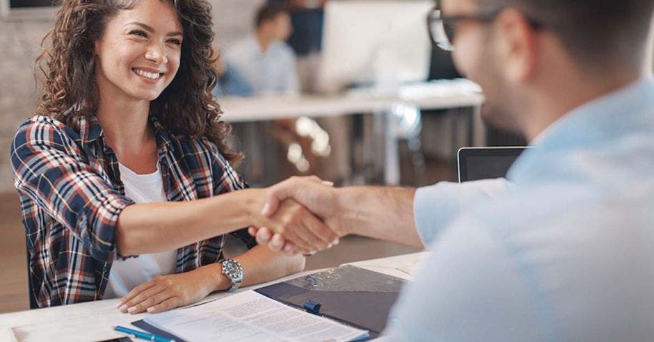 mujer es contratada para un puesto laboral