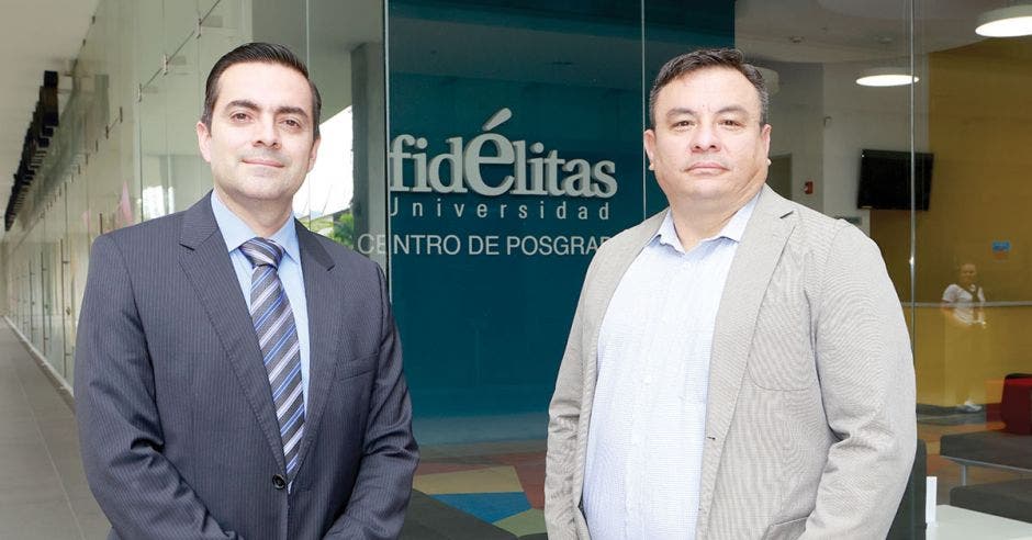 José Pablo Aguiar Moya, director Ingeniería Civil y Erick Calderón, egresado